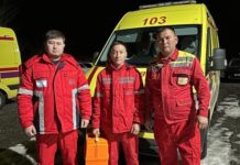 Пешком сквозь буран прошли шымкентские медики, чтобы принять роды