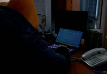 Кто следит за нашими компьютерами и телефонами?