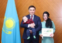 Ключи от квартир от имени Президента вручил жителям Шымкента аким города