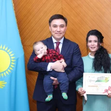 Ключи от квартир от имени Президента вручил жителям Шымкента аким города