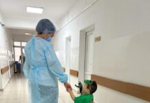 Маленькие супергерои: в Туркестане детей заводят на операцию в костюмах супергероев