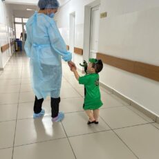 Маленькие супергерои: в Туркестане детей заводят на операцию в костюмах супергероев