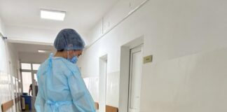 Маленькие супергерои: в Туркестане детей заводят на операцию в костюмах супергероев