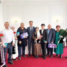 Золотую свадьбу провели юбилярам сотрудники РАГС Шымкента