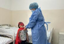 Дети на операцию заходят в образе супергероя