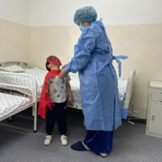 Дети на операцию заходят в образе супергероя