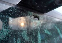 Закидывают автобусы камнями: 5 автобусов в Шымкенте пострадали от хулиганов