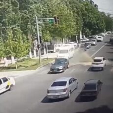 Прорыв теплотрассы в Шымкенте: из-под земли бьет огромный фонтан воды