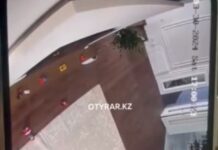 Замахивалась ножом и била ведром. Шокирующие методы воспитания женщины попали на камеру в Шымкенте