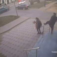 Удар ногой в спину и кулаком в лицо: жестокое нападение в Шымкенте попало на видео