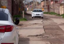 Раскопали и бросили: почему на улицах Шымкента после работ остаются ямы