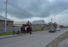 «Дети периодически попадают под колеса»: жители микрорайона Таскен просят их обезопасить