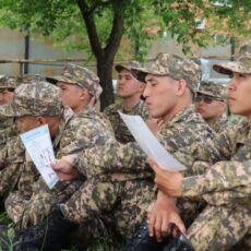 Призванные в Шымкент молодые солдаты осваиваются в армии