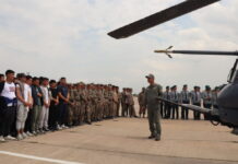 Шымкентские школьники примерили на себя роль военных летчиков