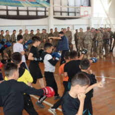В Шымкенте прошла встреча юных боксеров с легендами ринга