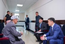 200 вопросов за один день: аким Шымкента встретился с жителями на едином приеме