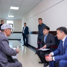 200 вопросов за один день: аким Шымкента встретился с жителями на едином приеме