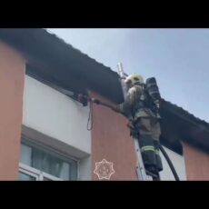 Кровля школы загорелась в Шымкенте