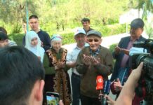 Студенты навели порядок в доме престарелых в Шымкенте