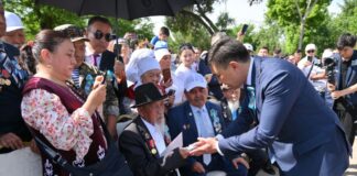 Ветеранам ВОВ в Шымкенте вручили ключи от квартир