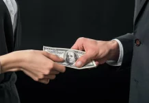 Лжесотрудницу КНБ задержали при получении взятки на 6 млн