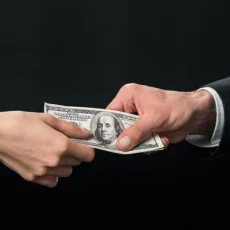 Лжесотрудницу КНБ задержали при получении взятки на 6 млн