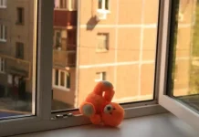 4-летний ребенок выпал из окна 3 этажа одного из домов Шымкента