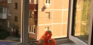 4-летний ребенок выпал из окна 3 этажа одного из домов Шымкента