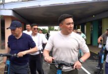 Габит Сыздыкбеков прокатился на электросамокате по новой прогулочной зоне