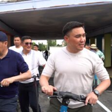 Габит Сыздыкбеков прокатился на электросамокате по новой прогулочной зоне