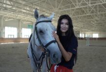 Всегда в седле: Как хрупкая девушка из Шымкента тренирует скакунов