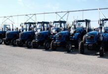 В Туркестанской области фермерам вручили ключи от 48 тракторов и комбайнов