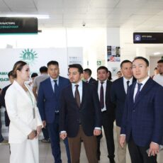 Министр цифрового развития посетил ЦОН и спецЦОН в Шымкенте