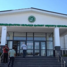 На затянувшуюся очередь за правами жалуются шымкентцы