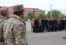 Первые команды призывников прибыли в воинскую часть в Шымкенте