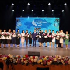 Педагогам Шымкента вручены почётные награды и денежные премии