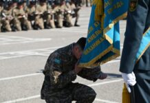 Солдаты срочной службы попрощались с боевым знаменем в Шымкенте