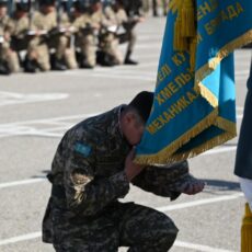 Солдаты срочной службы попрощались с боевым знаменем в Шымкенте