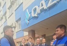 Аким Шымкента наградил слесаря, спасшего семью от гибели