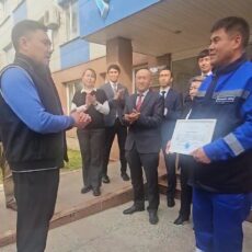 Аким Шымкента наградил слесаря, спасшего семью от гибели