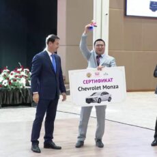 В Туркестане состоялось торжественное чествование педагогов в преддверии Дня учителя