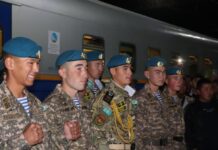 Торжественная встреча на вокзале: солдаты передают эстафету новобранцам в Шымкенте