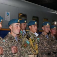 Торжественная встреча на вокзале: солдаты передают эстафету новобранцам в Шымкенте