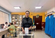 Именитые спортсмены и артисты голосуют на референдуме в Шымкенте