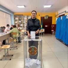 Именитые спортсмены и артисты голосуют на референдуме в Шымкенте