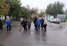 Шымкентцы вышли на массовый субботник ради чистоты и зелени родного города