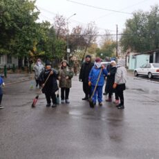 Шымкентцы вышли на массовый субботник ради чистоты и зелени родного города