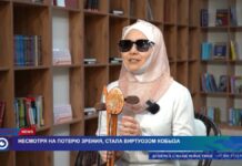 Вдохновляющая история незрячего музыканта, покорившего сцену