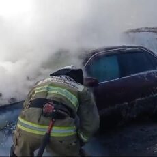 На центральном проспекте в Шымкенте загорелся автомобиль Audi с ГБО