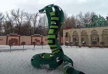 На входе в зоопарк Шымкента установили гигантскую статую змеи